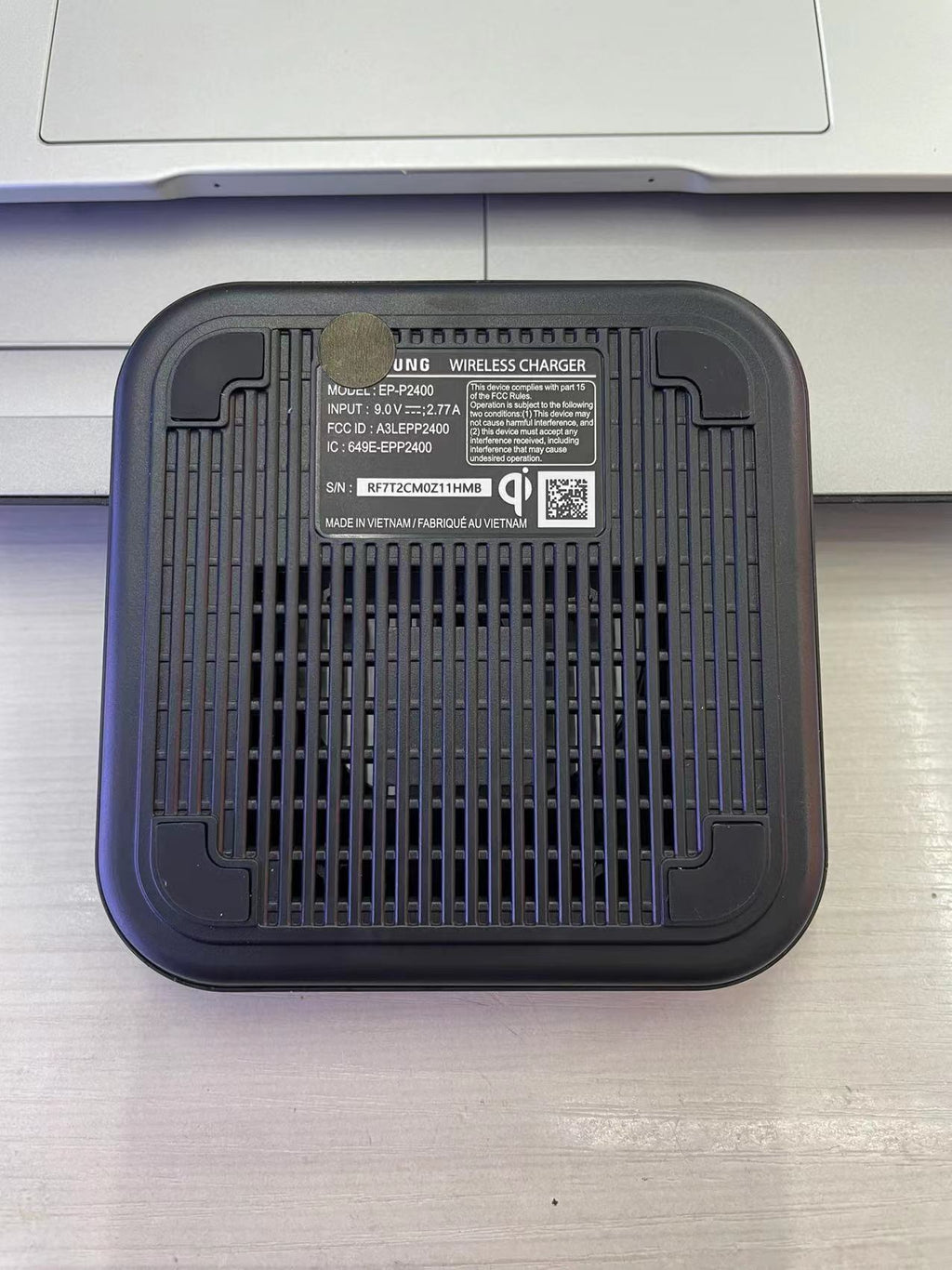 New Samsung wireless phone charger P2400 fast charge wireless charge fixed charger 15W W for Samsung mobile phones, etc.