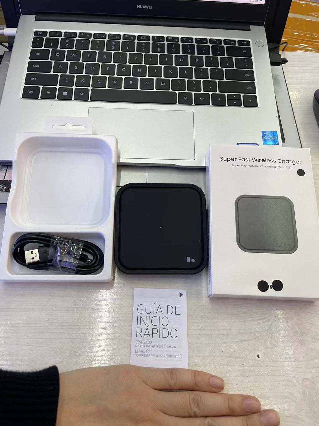 New Samsung wireless phone charger P2400 fast charge wireless charge fixed charger 15W W for Samsung mobile phones, etc.