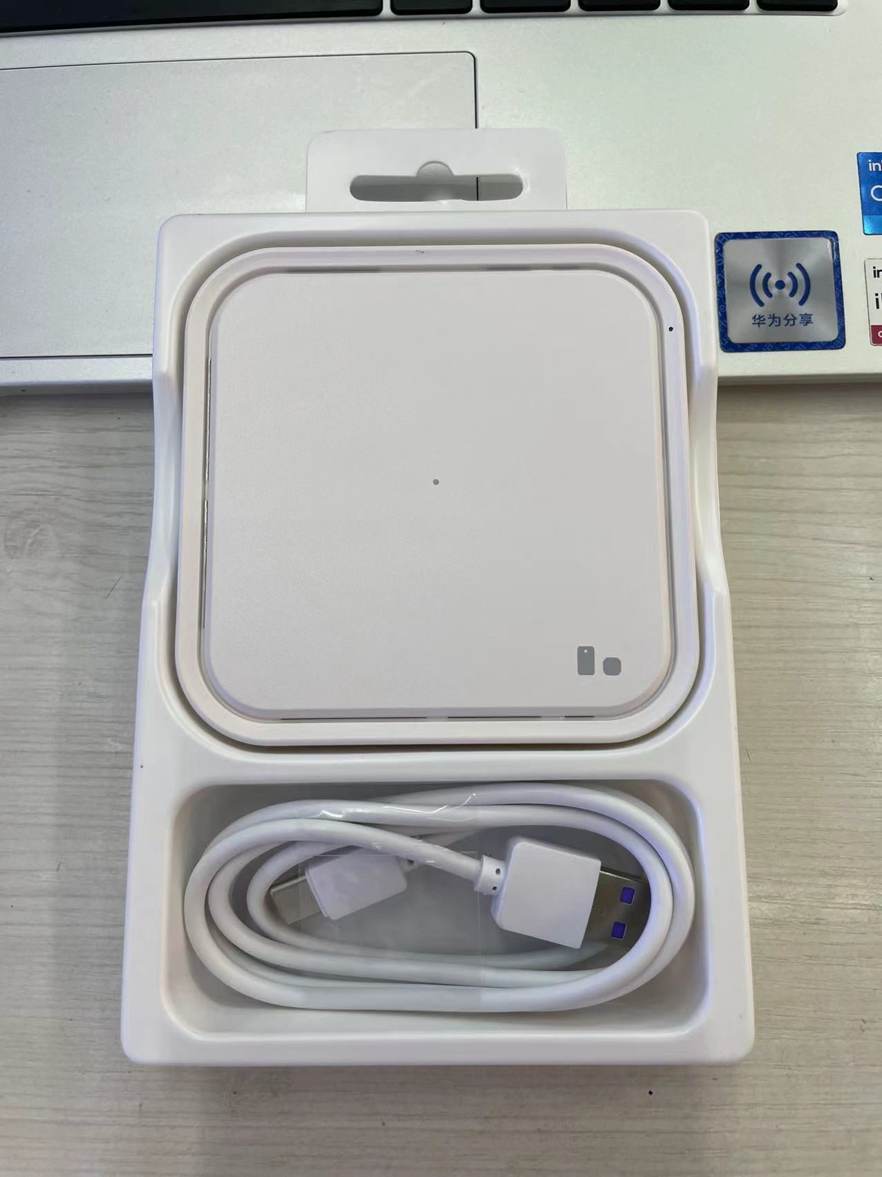 New Samsung wireless phone charger P2400 fast charge wireless charge fixed charger 15W W for Samsung mobile phones, etc.