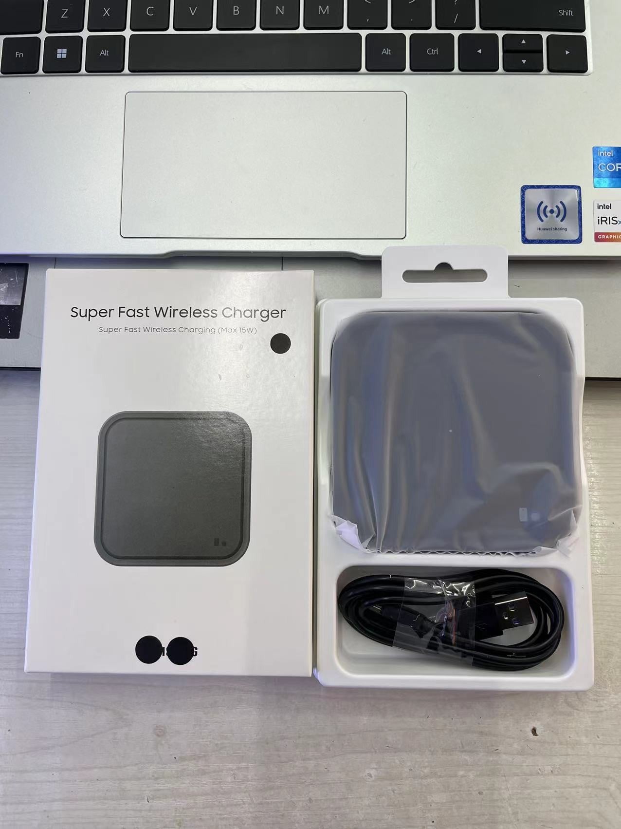 New Samsung wireless phone charger P2400 fast charge wireless charge fixed charger 15W W for Samsung mobile phones, etc.
